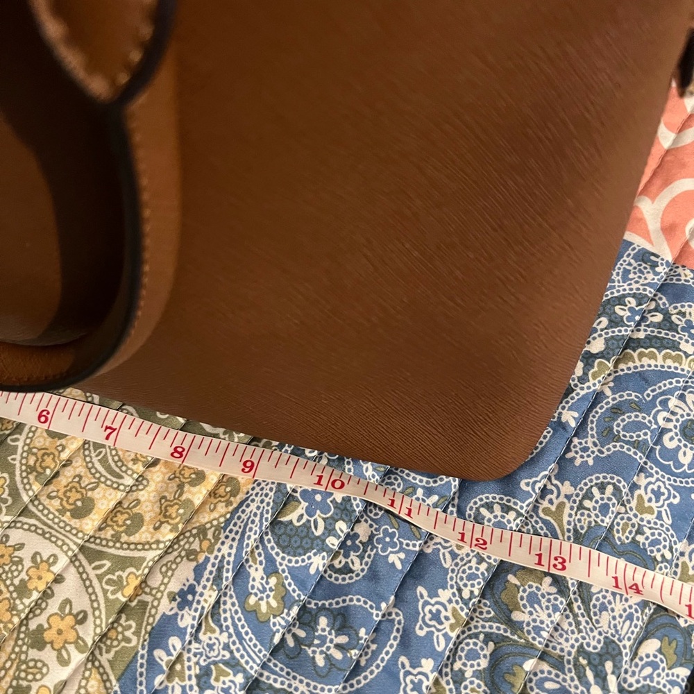‼️Last Chance: Donating
Michael Kors Tan Shoulder Bag - Picture 14 of 16